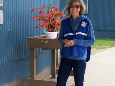 Fall Sale volunteer welcomer. Photo credit: Paul Michael Peters